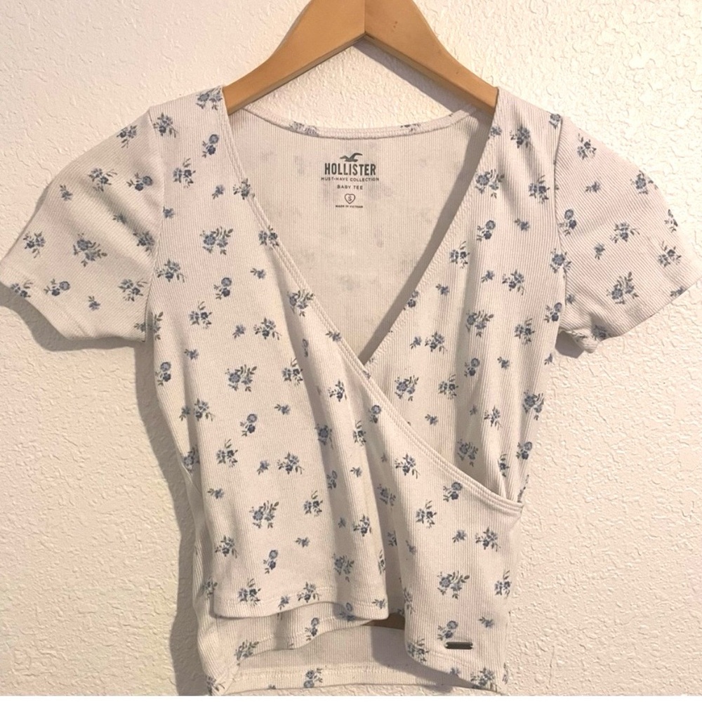 Hollister Y2K Women's Short Sleeve Baby Tee Wrap Top - White and Blue Floral